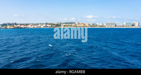 Avis de littoral de ville de Rhodes bordée d'hôtels de plage Elli, Panorama (Rhodes, Grèce) Banque D'Images