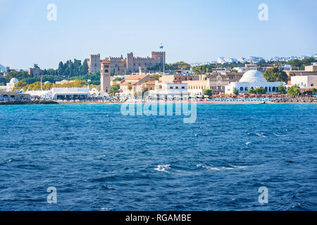 Vue de la côte de la ville de Rhodes avec Grand Master palace en arrière-plan (Rhodes, Grèce) Banque D'Images