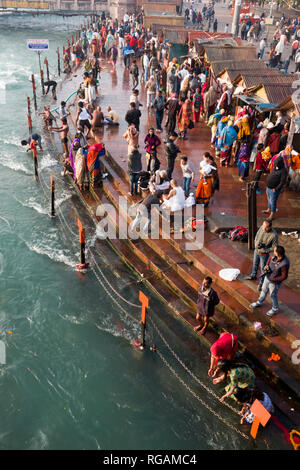 Les fidèles se baignant dans le Gange à la ville sainte de Haridwar, Uttarakhand, Inde Banque D'Images