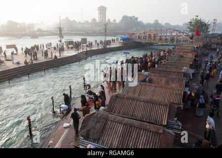 Les fidèles se baignant dans le Gange à la ville sainte de Haridwar, Uttarakhand, Inde Banque D'Images