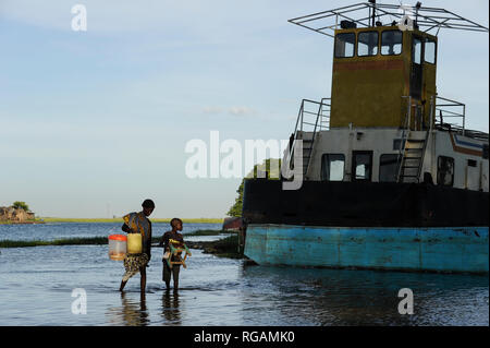 La Zambie Rhône Mongu, Mulamba port de plaine inondable de la rivière Zambèze / SAMBIA Rhône , Stadt Mongu , Hafen Mulamba dans der Fluss Zambèze des Flutebene Banque D'Images