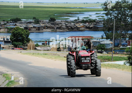 La Zambie Rhône Mongu, Mulamba Harbour à fleuve Zambèze inondation, Mahindra tracteur, les agriculteurs faisant la riziculture dans les plaines alluviales / SAMBIA Rhône , Stadt Mongu , Hafen Mulamba dans der Fluss Zambèze des Flutebene Banque D'Images