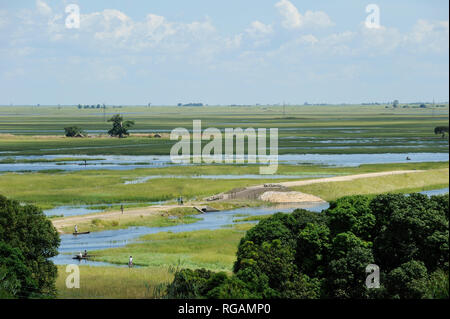 ZAMBIE Barotseland Mongu, Port de Mulamba à la plaine inondable de la rivière Zambèze, fermier pratique riziculture ici / SAMBIA Barotseland , Stadt Mongu , Hafen Mulamba dans der Flutebene des Zambèze Fluss Banque D'Images