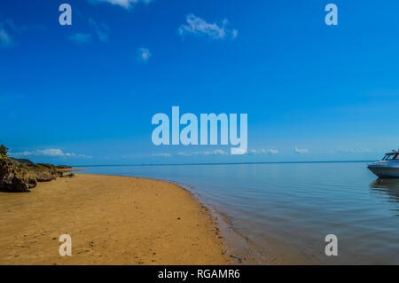 Turquoise et immaculé plage près de l'île portugaise de l'île Inhaca à Maputo au Mozambique Banque D'Images