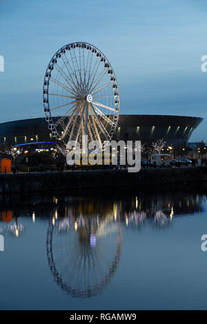 La roue de Liverpool à Keel Wharf de Liverpool, en Angleterre. La grande roue se trouve à côté de la M&S Bank Arena (anciennement l'Echo Arena Liverpool). Banque D'Images