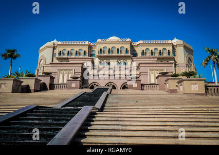 Majestueux et grandiose beach front hotel 5 étoiles connu sous le nom de Emirates Palace à Abu Dhabi dans les Emirats Arabes Unis Banque D'Images