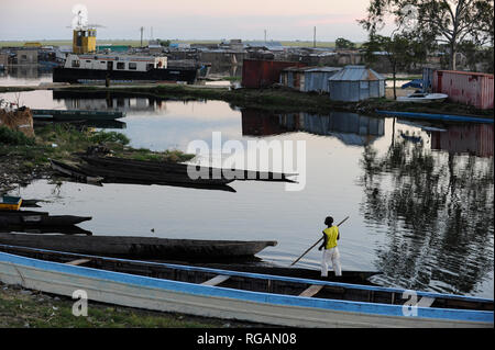 La Zambie Rhône Mongu, Mulamba port de plaine inondable de la rivière Zambèze / SAMBIA Rhône , Stadt Mongu , Hafen Mulamba dans der Fluss Zambèze des Flutebene Banque D'Images