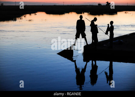 La Zambie Rhône Mongu, Mulamba Harbour à fleuve Zambèze inondation, qui pratiquent la pêche à l'aube / SAMBIA Rhône , Stadt Mongu , Hafen Mulamba dans Flutebene des der Fluss Zambezi, Menschen in der angeln Abenddaemmerung Banque D'Images