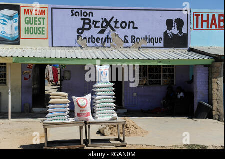 La Zambie Rhône Mongu, les agriculteurs faisant la riziculture dans les plaines d'inondation, la vente de riz en sacs / SAMBIA Rhône , Stadt Mongu , Flussebene Sambesi wird der Reis abgebaut, Reis Verkauf Banque D'Images