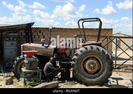 La Zambie Rhône Mongu, les agriculteurs faisant la riziculture dans les plaines d'inondation, de réparation du tracteur à ricemill / SAMBIA Rhône , Stadt Mongu , Flussebene Sambesi wir in der Reis abgebaut, Traktor (Reismuehle Banque D'Images