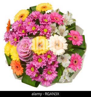 Bouquet de fleurs colorées avec des chrysanthèmes, des gerberas et chou ornemental isolé sur fond blanc. Banque D'Images