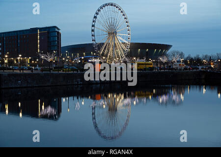 La roue de Liverpool à Keel Wharf de Liverpool, en Angleterre. La grande roue se trouve à côté de la M&S Bank Arena (anciennement l'Echo Arena Liverpool). Banque D'Images