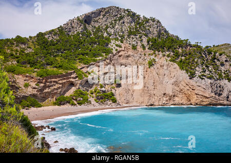 Paysage montagneux pittoresque avec plage Coll Baix sur Majorque, Espagne. Banque D'Images