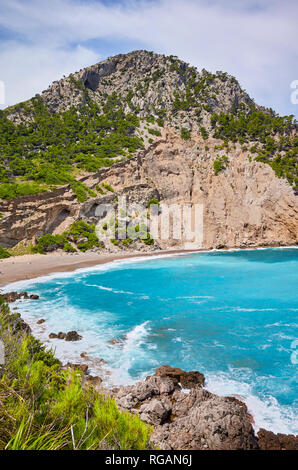 Paysage montagneux pittoresque avec plage Coll Baix sur Majorque, Espagne. Banque D'Images