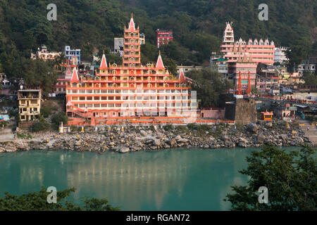 Trayambakeshwar Temple sur les rives du Gange à Laxman Jhula, Rishikesh, Inde, Uttarakhand Banque D'Images