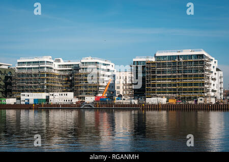 Site de construction d'immeuble, l'échafaudage complexe sur façade d'une maison en construction - Banque D'Images