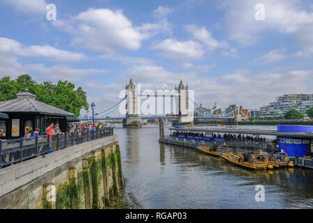 Mllennium Tower Pier, London, UK - 8 juin 2018 : view of Tower Bridge prises à partir de derrière la tour millénaire Pier près de la Tour de Londres. Prise sur Banque D'Images