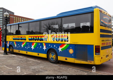 Le Magical Mystery Tour bus à Liverpool, en Angleterre. L'excursion en bus prend aux participants de lieux associés à la Beatles à Liverpool. Banque D'Images