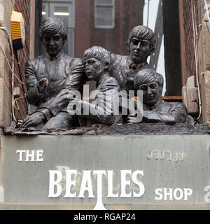 Au-dessus de la statue de Beatles Beatles Shop sur Matthew Street de Liverpool, en Angleterre. Banque D'Images