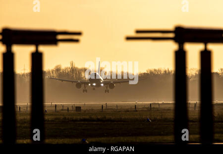 Flughafen Düsseldorf International, DHS, Flieger landet auf der Südbahn, Eurowings, Banque D'Images