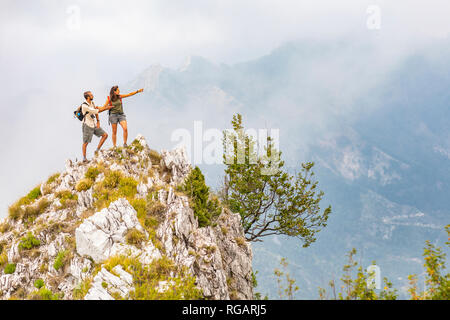 L'Italie, Massa, au sommet d'un pic dans les montagnes Alpes Apuanes Banque D'Images