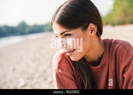 Portrait of smiling young woman outdoors Banque D'Images