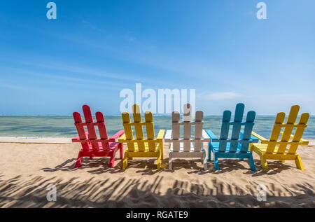 Beach front place pour méditer - romantique paysage de mer avec des chaises colorées Banque D'Images