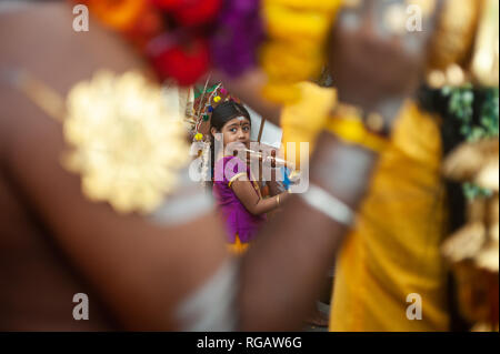 21.01.2019, Singapour, République de Singapour, en Asie - une fille au cours de la préparation de l'Thaipusam festival au Sri Srinivasa Perumal Temple. Banque D'Images