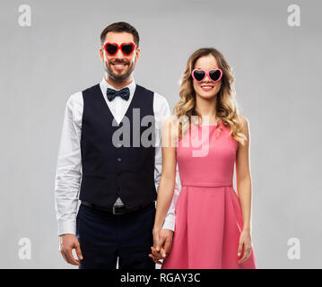 Couple heureux à lunettes en forme de cœur Banque D'Images