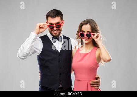 Couple heureux à lunettes en forme de cœur Banque D'Images