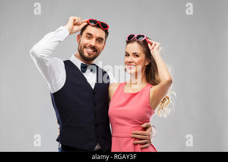 Couple heureux à lunettes en forme de cœur Banque D'Images