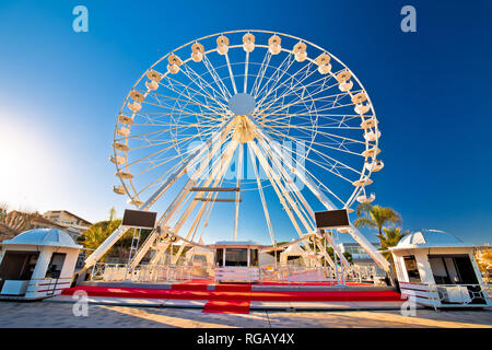 Grande roue à Antibes vue colorée, monuments de la Côte d'azur, Alpes Maritimes Ministère de la France Banque D'Images