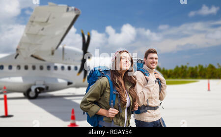 Couple de touristes avec des sacs sur avion Banque D'Images