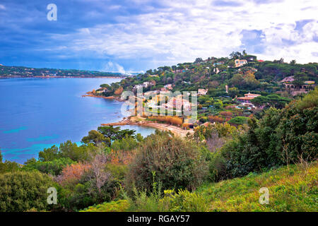 Saint Tropez côte luxe et vert vue paysage, célèbre destination touristique sur la côte d'azur, Alpes-Maritimes, dans le sud de la France Banque D'Images