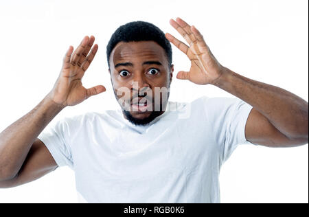 Portrait de beau jeune homme en état de choc avec une expression de peur sur son visage faisant peur et en défendant les gestes en sentiments et émotions humaines f Banque D'Images