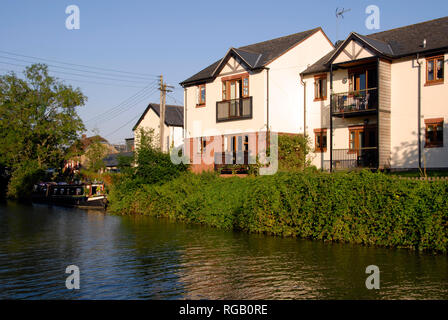 Logements au bord de l'attrayant à côté du canal Kennet & Avon, Devizes, Wiltshire, Angleterre Banque D'Images