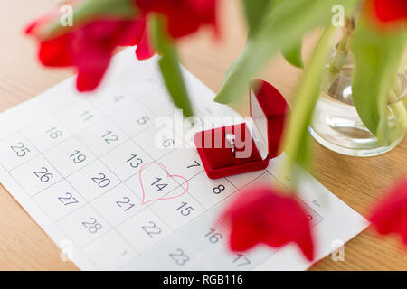 Bague en diamant et feuille de calendrier le Jour de Valentines Banque D'Images