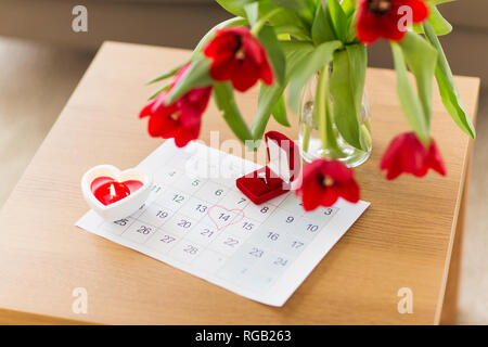 Bague en diamant et feuille de calendrier le Jour de Valentines Banque D'Images