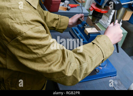 Étudiant à l'aide de la machine de forage dans l'atelier de l'école, l'enseignement à l'école Banque D'Images