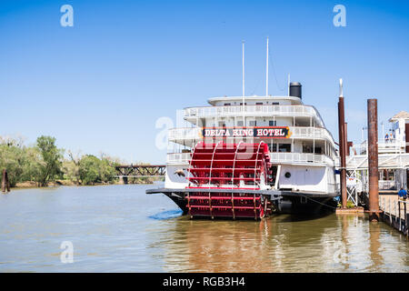 14 avril, 2018 Sacramento / CA / USA - The Riverboat Delta King est une roue à aubes à vapeur qui fonctionne comme un hôtel et restaurant sur la Banque D'Images