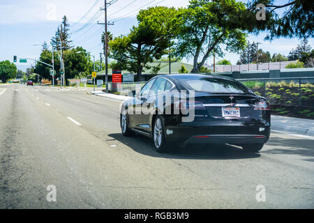 22 avril 2018, Santa Clara / CA / USA - Tesla Model S noire roulant sur une rue dans la Silicon Valley Banque D'Images