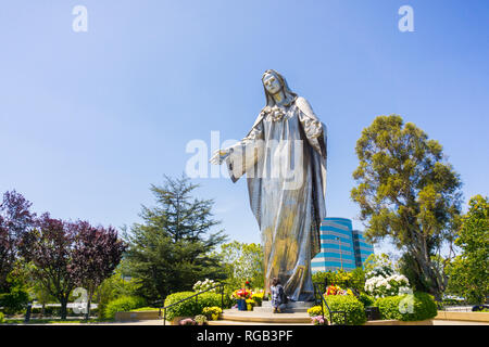 3 mai, 2018 Santa Clara / CA / USA - femme en prière au pied de la statue de la Vierge Marie à Notre Dame de la paix de culte catholique romaine dans la paroisse de t Banque D'Images