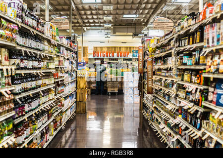 4 mai 2018 Sunnyvale / CA / USA - Vue d'une allée dans un marché des producteurs de graines germées ; l'employé du magasin d'organiser la production dans l'arrière-plan ; le sud de San Francis Banque D'Images