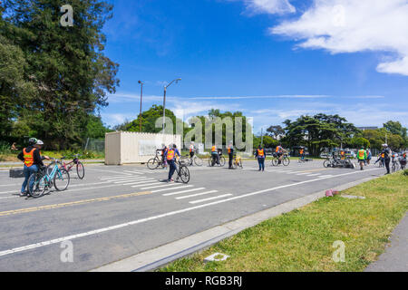 6 mai 2018 San Francisco / CA / USA - Les gens d'essayer des vélos près de Golden Gate Park Banque D'Images