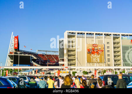 11 mai 2018 Santa Clara / CA / USA - personnes se dirigeant vers l'entrée de Levi's Stadium pour un concert de Taylor Swift, San Francisco bay ; le stade Banque D'Images