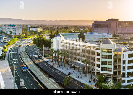 11 mai 2018 Santa Clara / CA / USA - Coucher de soleil sur la rue et les bâtiments environnants, près de Levi's Stadium South San Francisco bay area Banque D'Images