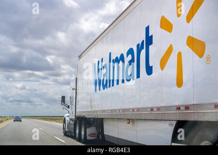 25 mai 2018 Bakersfield / CA / USA - Walmart la conduite de camions sur l'autoroute sur un jour nuageux Banque D'Images