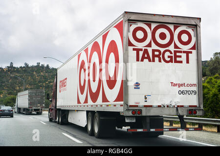 25 mai 2018 Bakersfield / CA / USA - Cible des camions de livraison de la conduite sur l'autoroute Banque D'Images