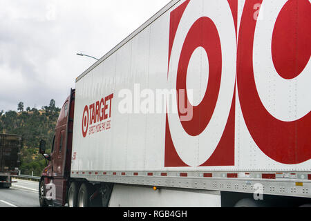 25 mai 2018 Bakersfield / CA / USA - Cible des camions de livraison de la conduite sur l'autoroute Banque D'Images