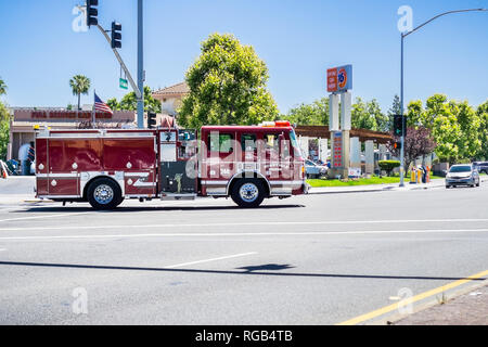 4 juin 2018 Sunnyvale / CA / USA - incendie moteur, sur une mission, faire un virage à gauche à un carrefour dans le centre-ville de Sunnyvale, South San Francisco Banque D'Images